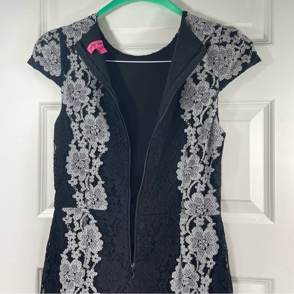 Betsey Johnson Women's Dress Black White Floral Size 2 - Picture 2 of 13